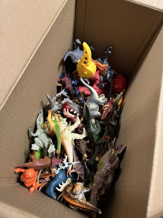 Dinozauri Jurassic World Indominus si Loturi de dino