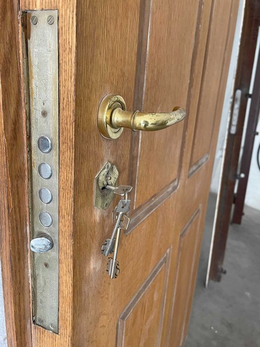 Масивна входна врата „старо желязо“ – двойно подсилена, с метална каса