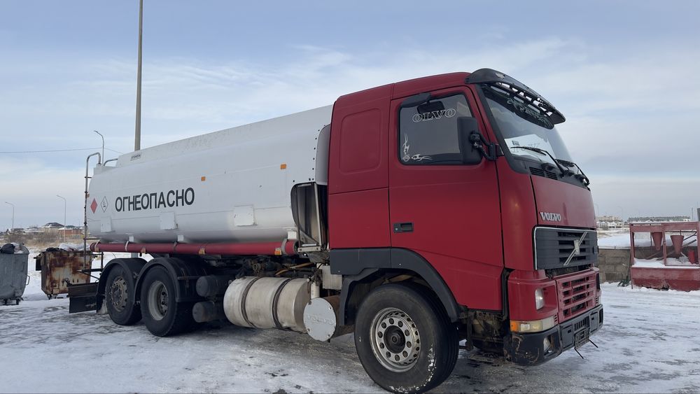 Бензовоз Volvo с прицепом