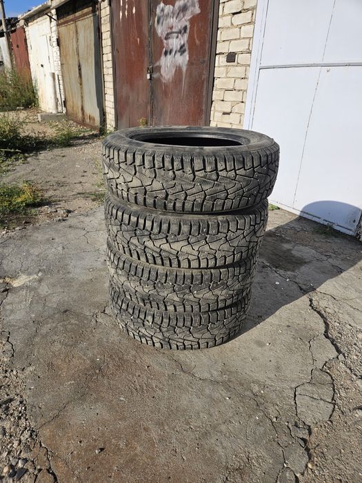 Продам зимние шипованные шины