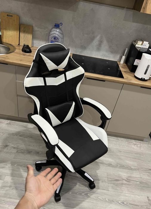 Новое Игровое кресло черно белом цвете
