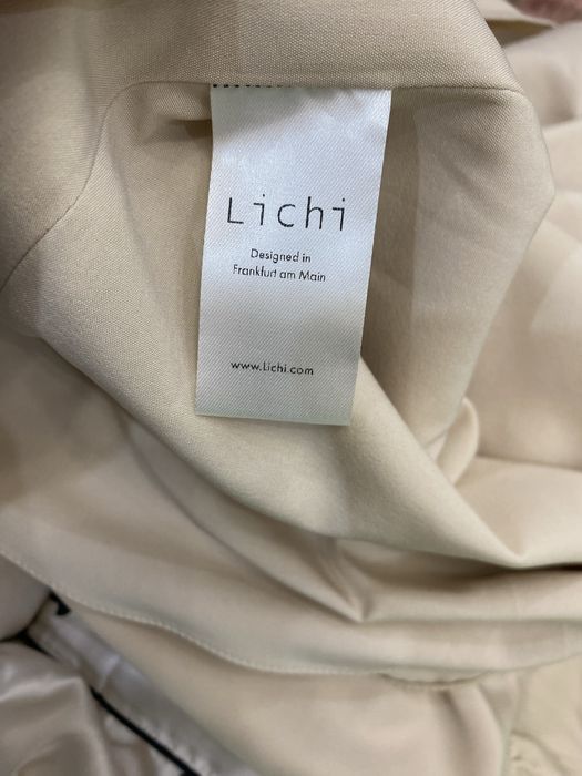 Бежевое платье бренда Lichi