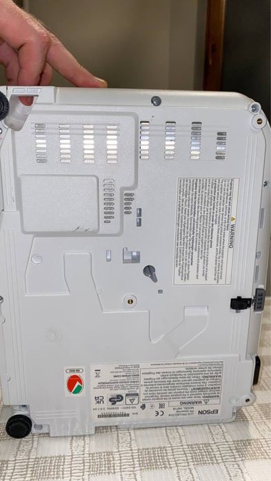 Проектор Epson EB-E01 в отличном качестве