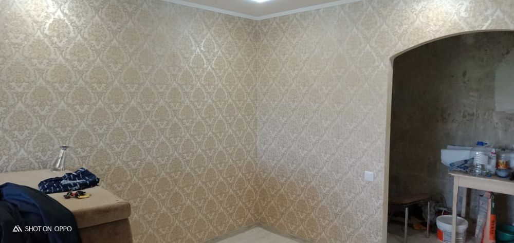 Поклейка обоев галтели