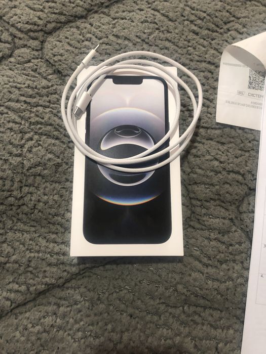 Продавам  iPhone. 16e  128 gb.