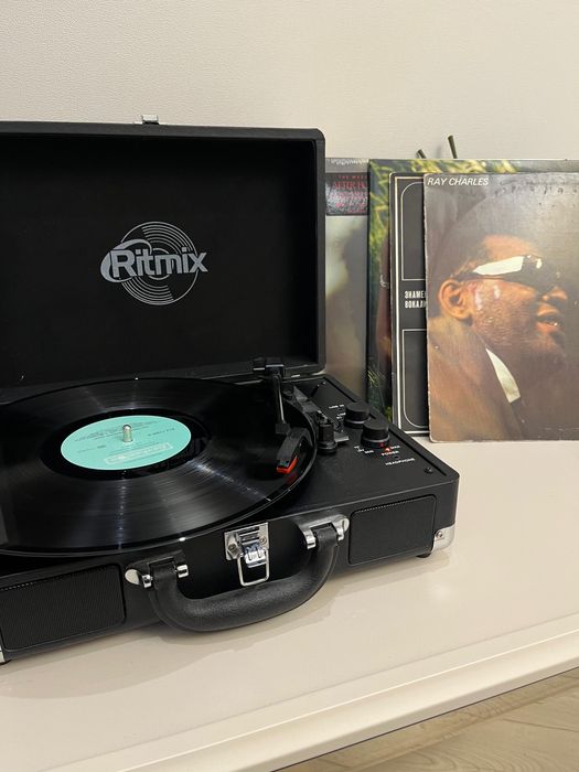 Продаю виниловый проигрыватель Ritmix.