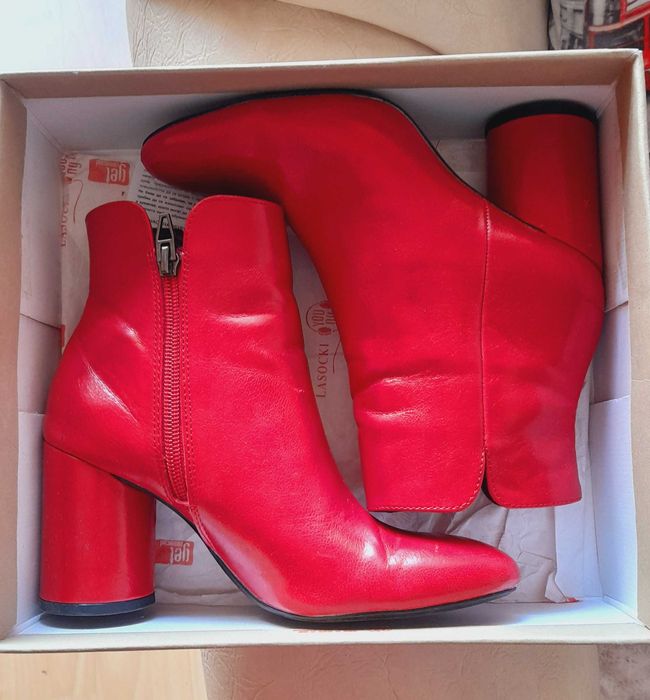 Ghete rosii, mar. 35, Bershka