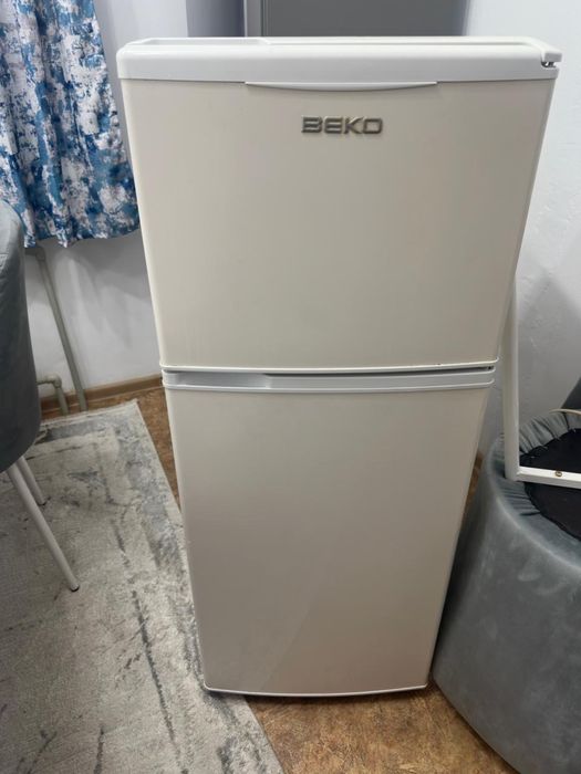 Холодильник в хорошем состоянии, все свойства работает. Компактный.