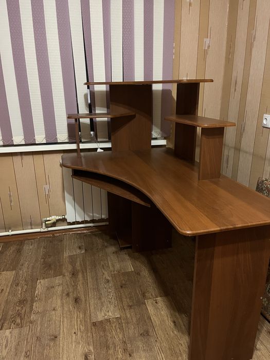 Продам стол.