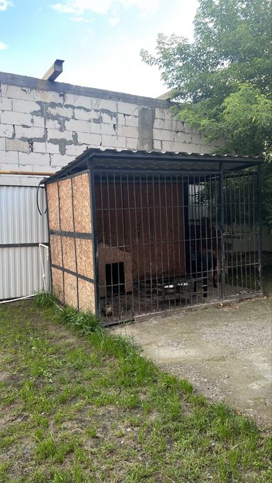 Вольер   в хорошом состояние.