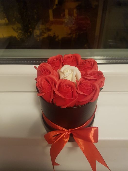 Cutie cu trandafiri din petale de sapun 50 lei