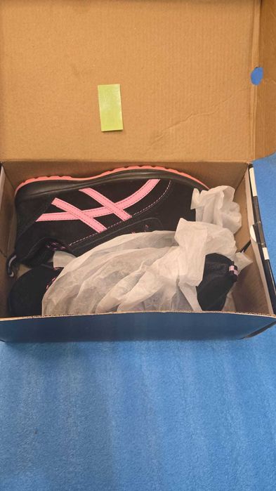 Adidași de damă, de performanță pentru lucru extrem de rezistenți!