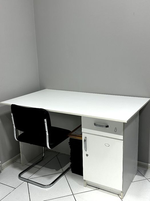 Ofis mebellari sotildi