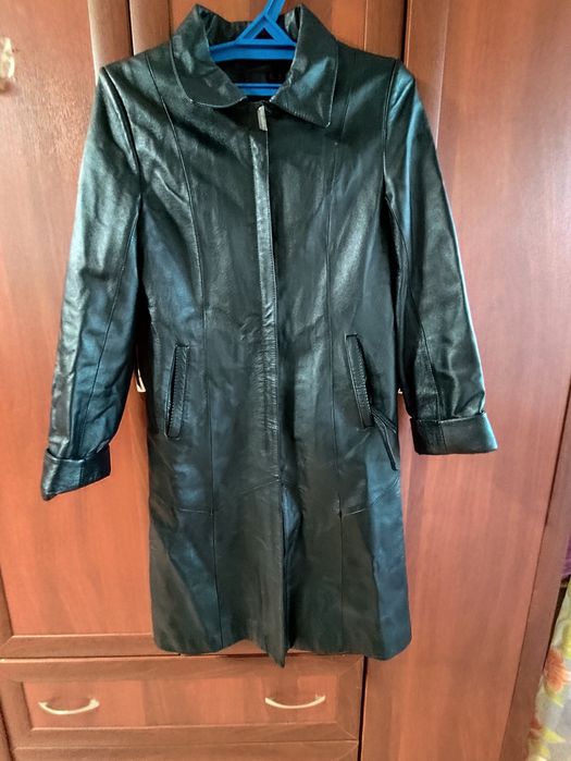 Продам плащ женский в отличном состоянии кожзам .