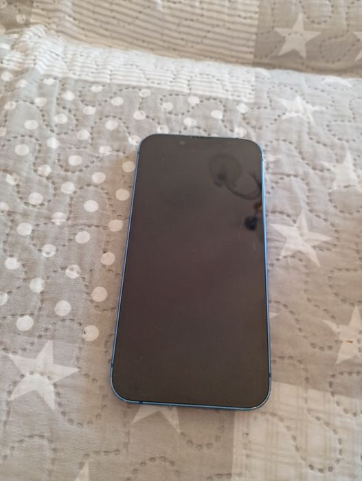 iPhone 13 mini cu display-ul spart