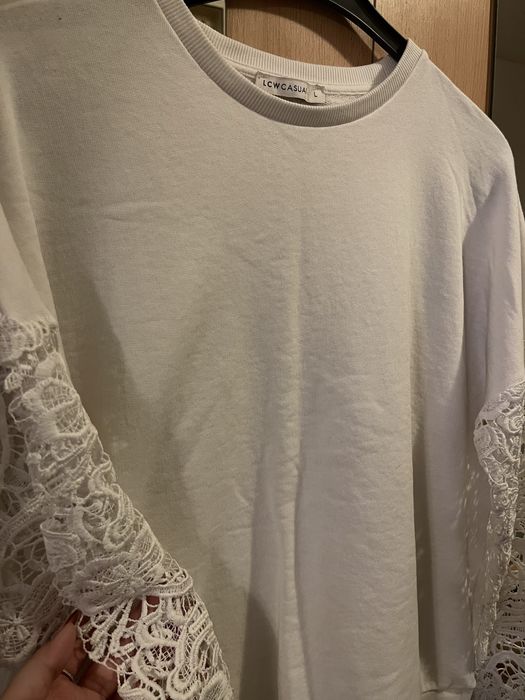 Bluza cu model la maneci