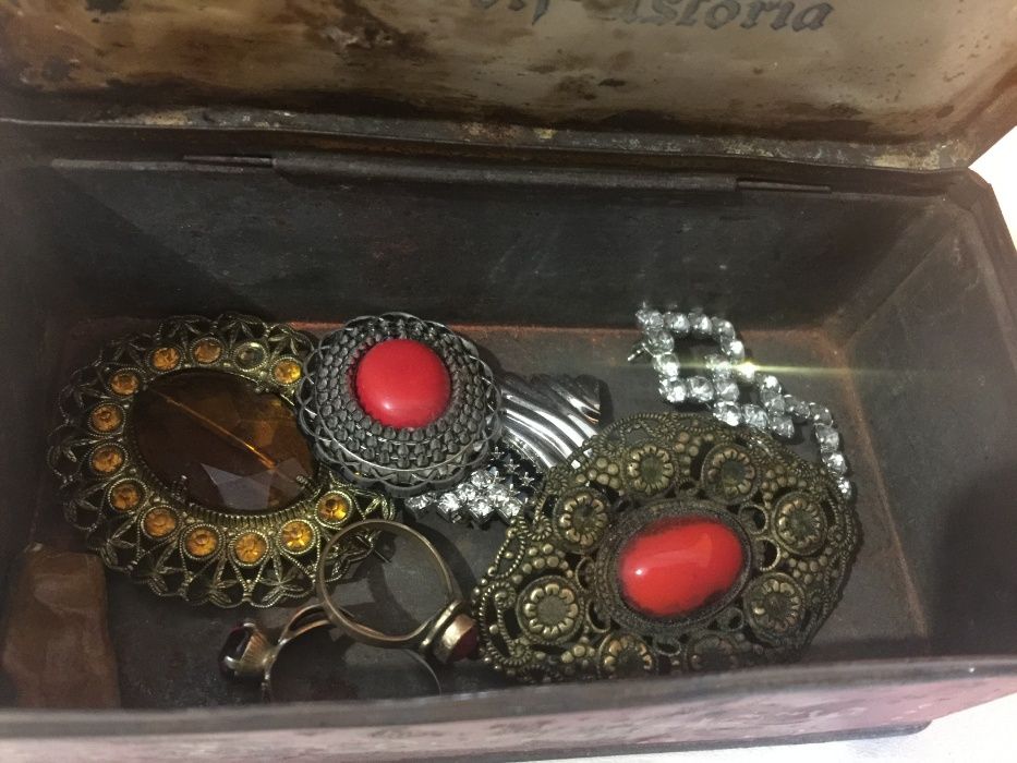 Стара кутия с бижута и пудриери на чешка актриса от 1939!