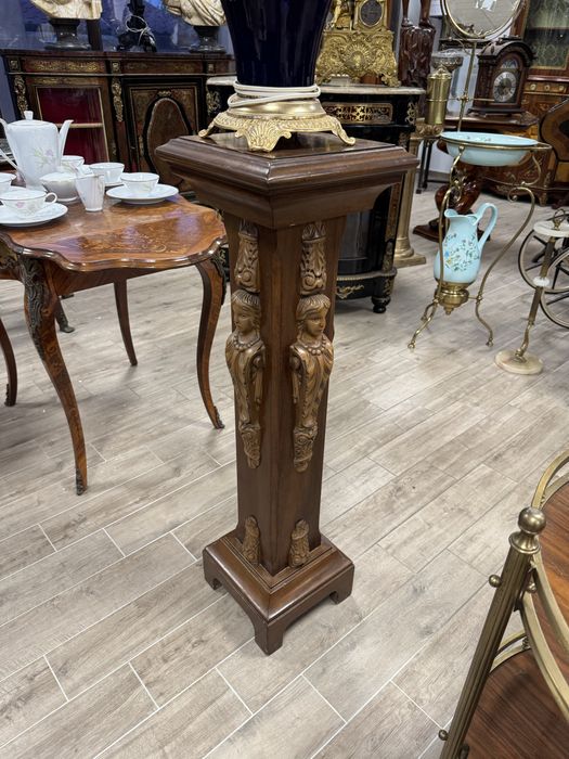 Piedestal din lemn cu sculpturi