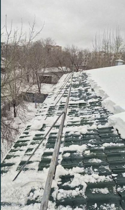 Уборка снега  в Астане  крыше и катежей