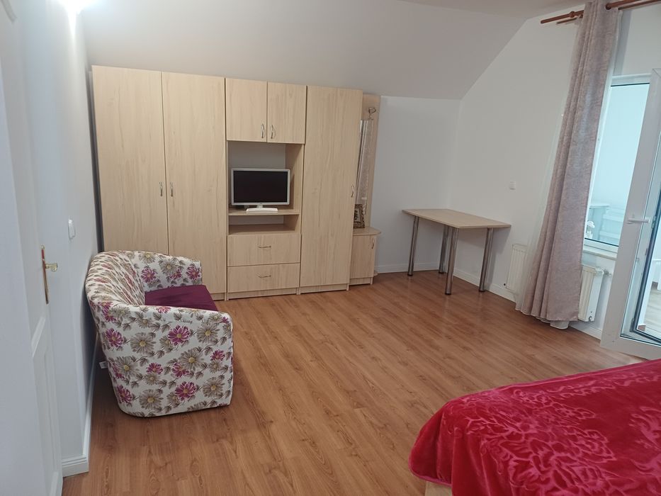 Inchiriez camere la casa