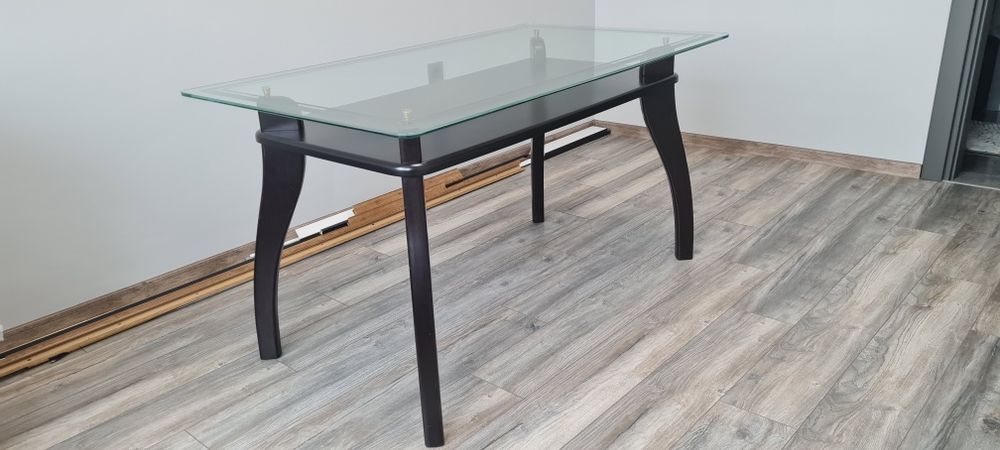 Стъклена трапезна маса