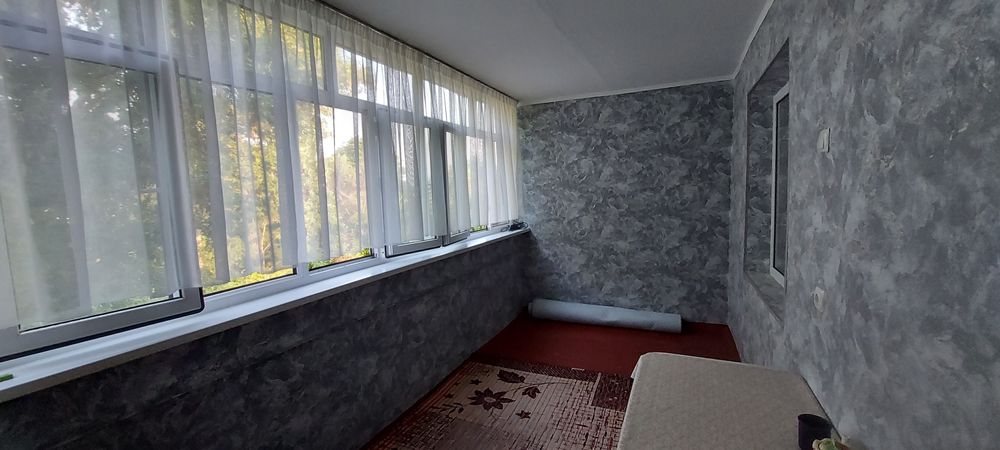 Сдаётся  1 ком октябрь  с большим балконом 2×6