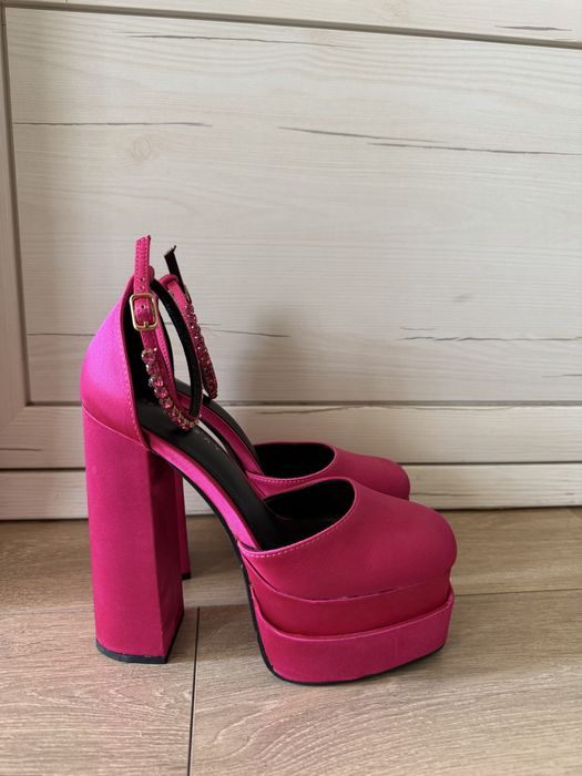 Ефектни сатенени обувки на висок ток и двойна платформа – цвят Фуксия