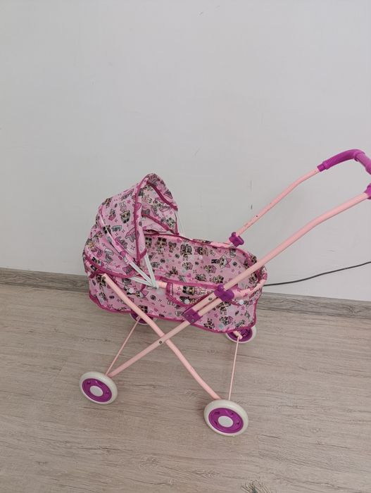 Коляска для кукол с куклой.