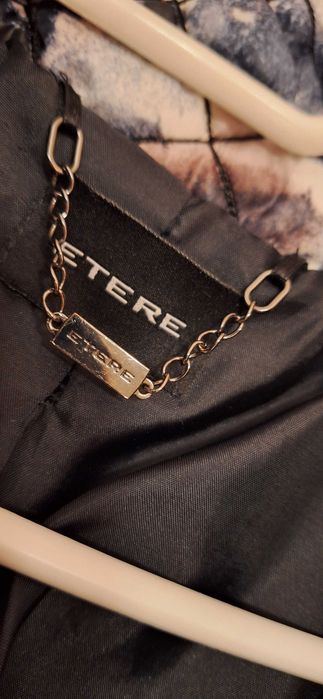 Дамско яке в тъмно синьо и бяло