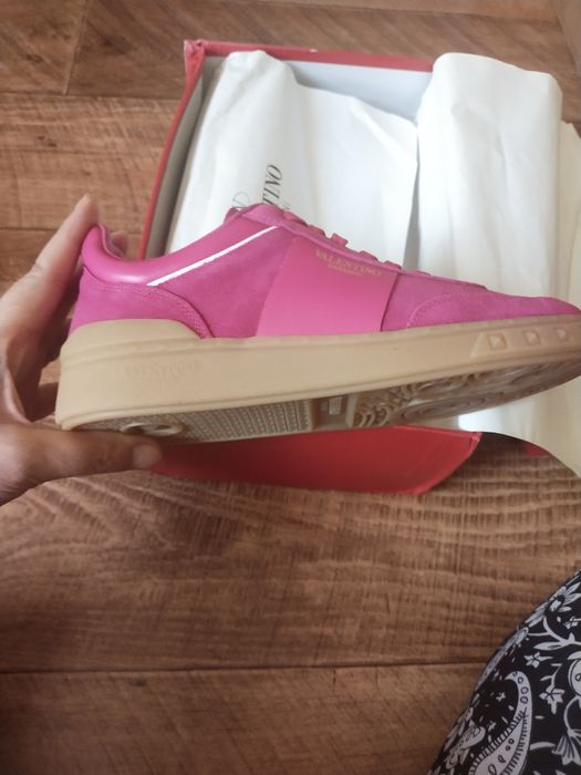 Продам крассовки от VALENTINO GARAVANI