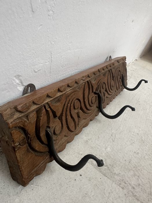 Старинна масивна закачалка за дрехи, дърворезба