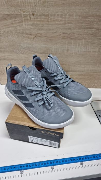 Продаю кроссовки новые