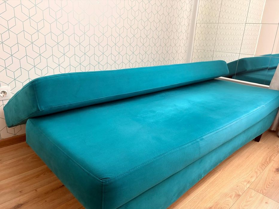 Vând canapea extensibila și Taburet