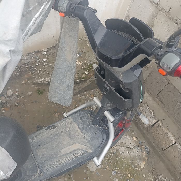 Skuter sotiladi Redlayn Deska