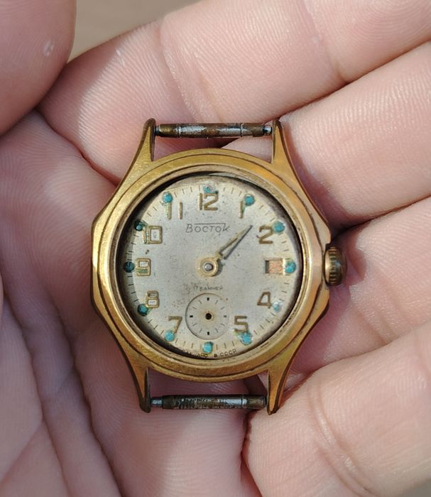 Soatlar sotiladi. Orasida Zarya soati xam bor