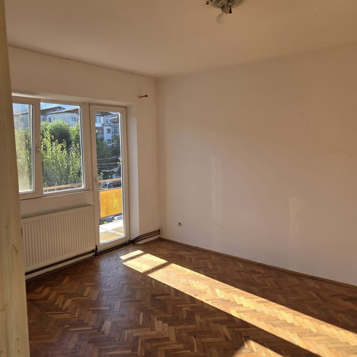 Inchiriez IEFTIN apartament cu 3  camere