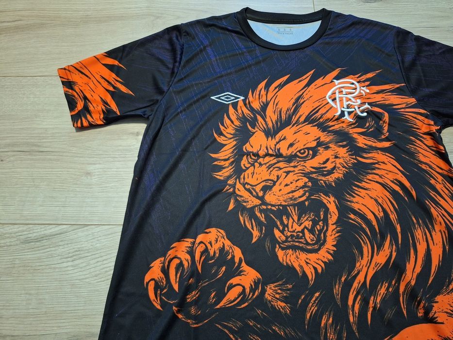 Флуоресцентна футболна фланелка на Глазгоу Рейнджърс!