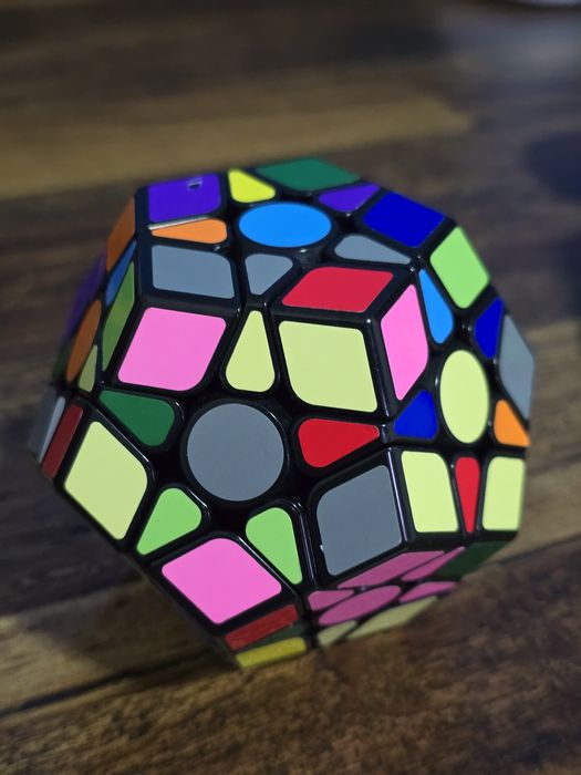 Комплект разных видов кубика рубика.