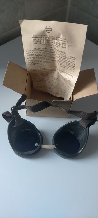 Очки защитные закрытые.