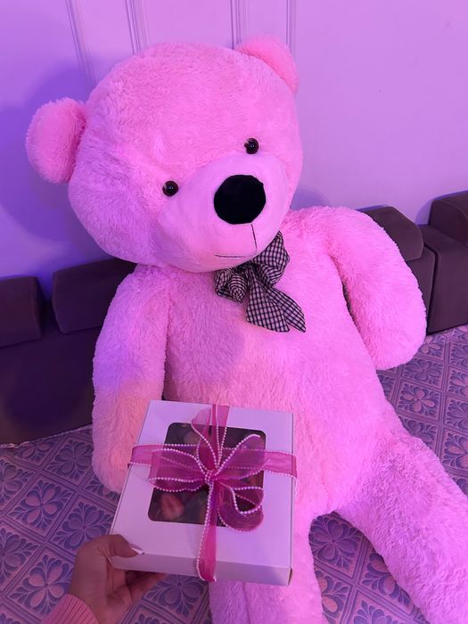 Плюшевая розовая мишка