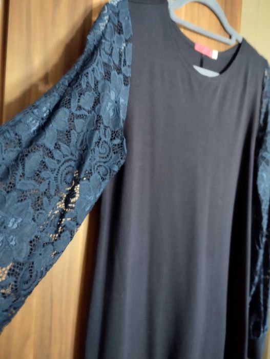 Рокля с дантелени ръкави