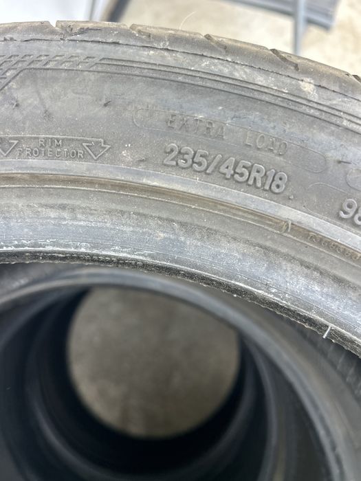 235 45 18 Goodyer si Michelin vara