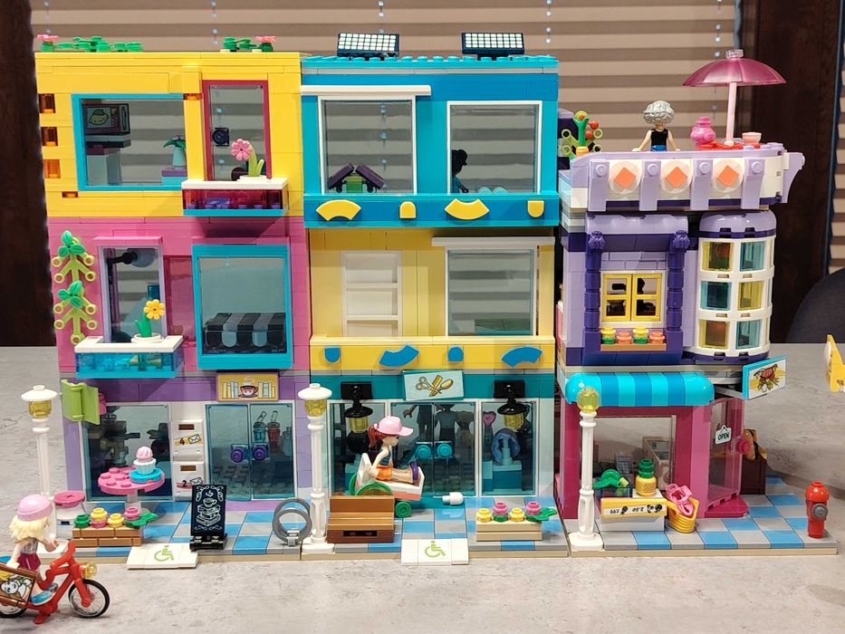 Lego Friends 41704, Cladirea de pe strada principala
