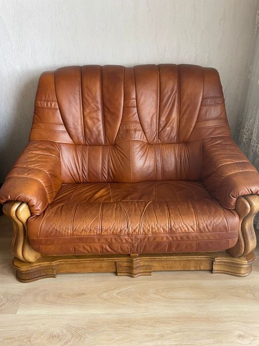 Кожаный диван...