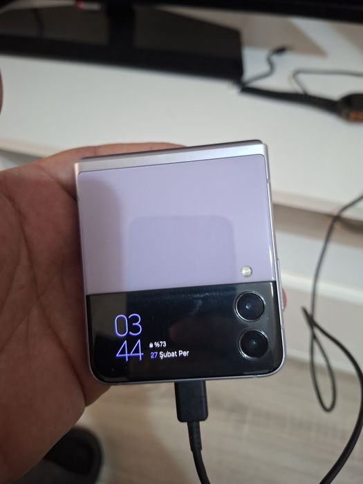 Самсунг zflip3  без драскотина