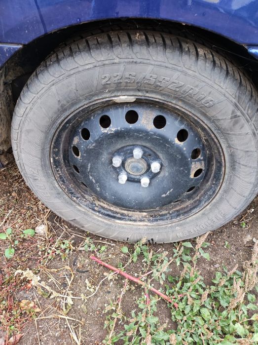 Vând cauciucuri cu tot cu jante de dimensiunea 225x55x16