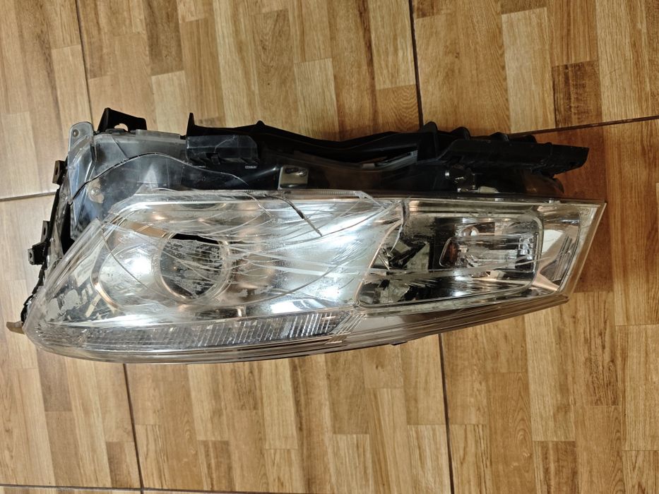 Far stânga Peugeot 4008 xenon OEM – sticlă spartă – complet, cu balast