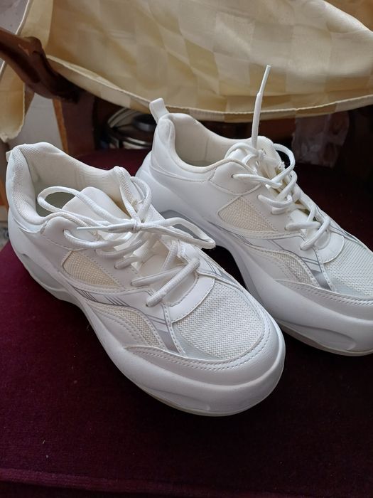 Зара бели маратонки и чехли