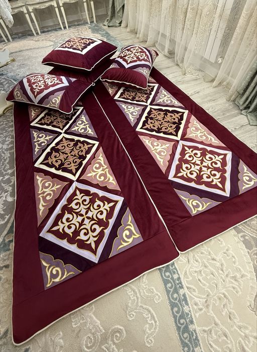 Оюлы корпеше жастыктарымен