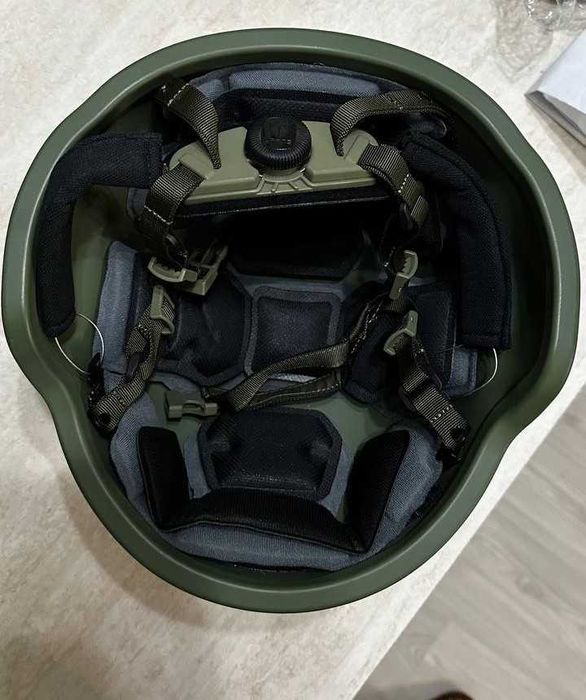 Военна каска - профил с затворени уши